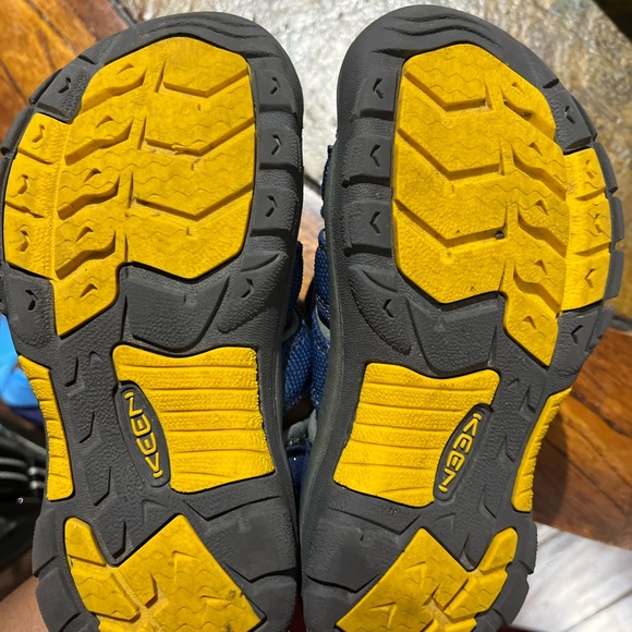 Selling my sons old Keens they are in great condition. Smoke free home. - Picture 2 of 4